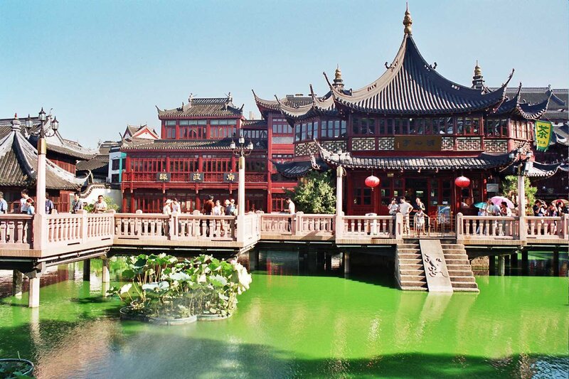 traditional chinese architecture by water