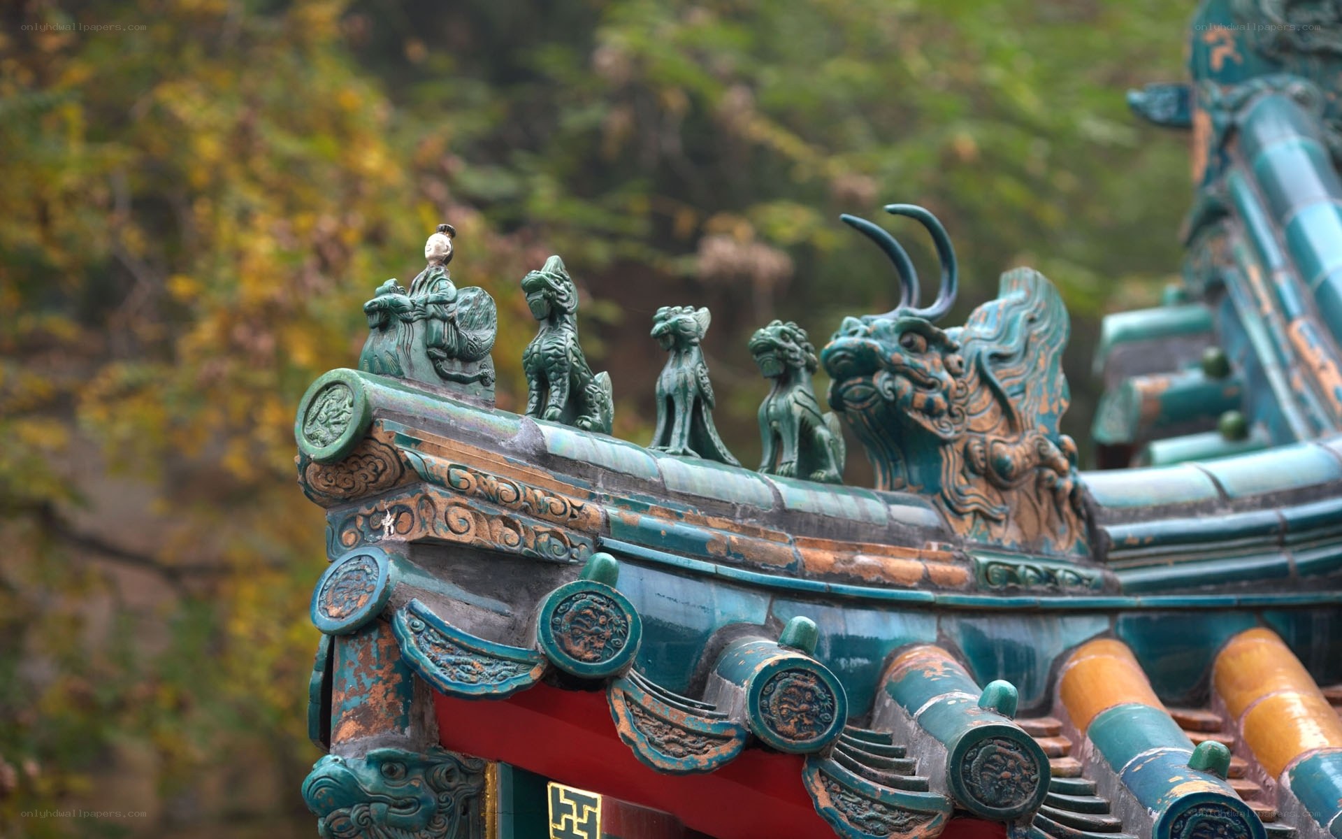Traditional Chinese roof decorations