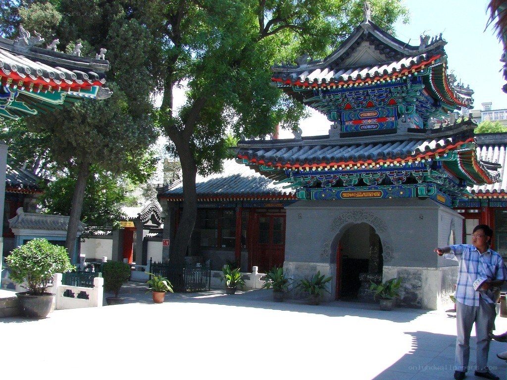 traditional chinese temple courtyard