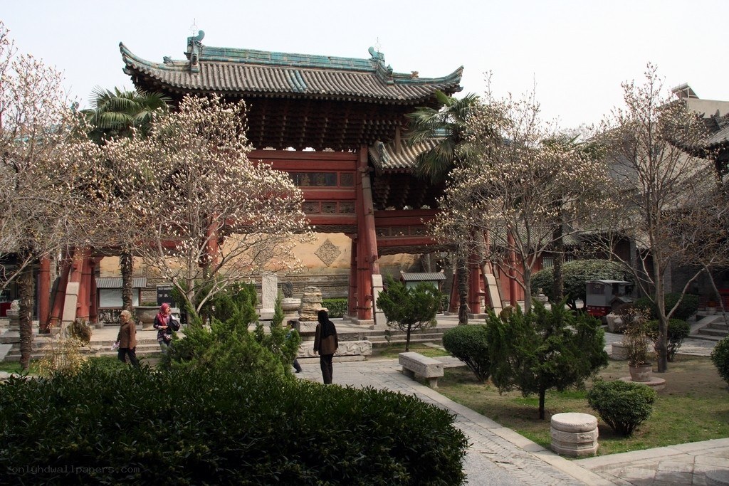 traditional chinese temple courtyard