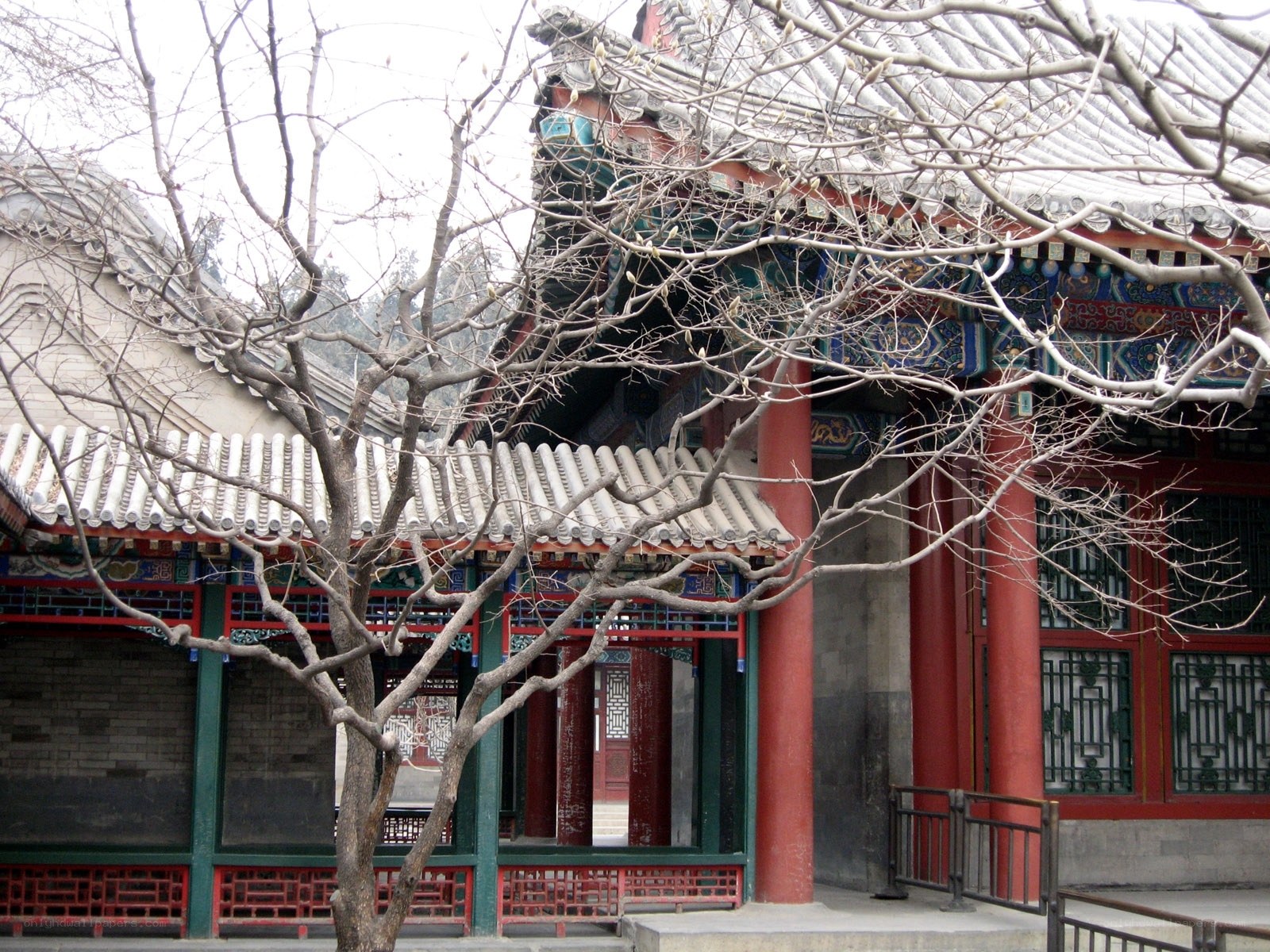 traditional chinese temple courtyard