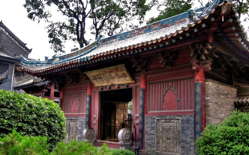 traditional chinese temple entrance