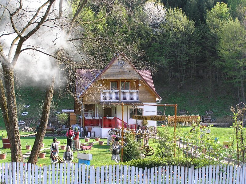 Traditional House in Garden — Green
