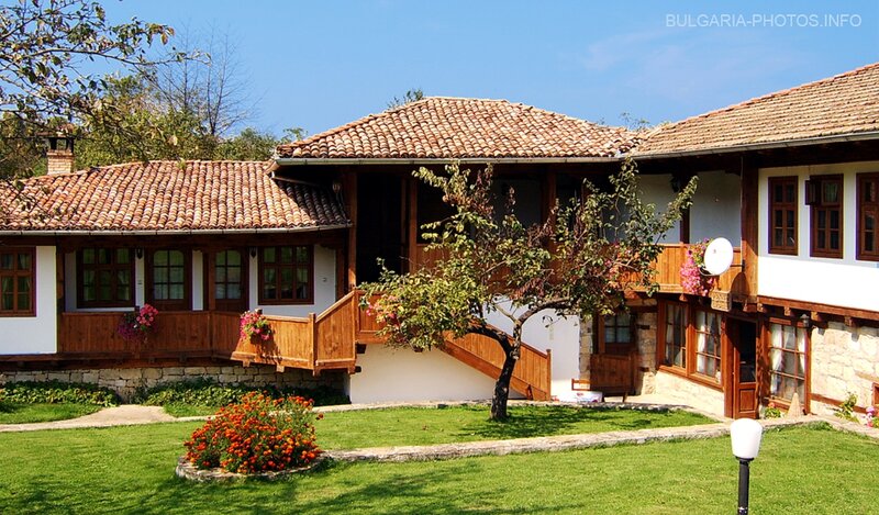 Traditional House with Garden — Green