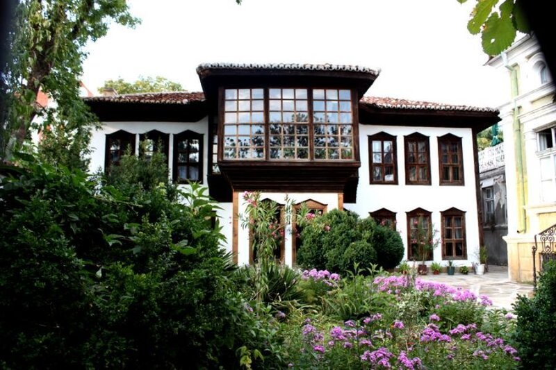 Traditional House with Garden