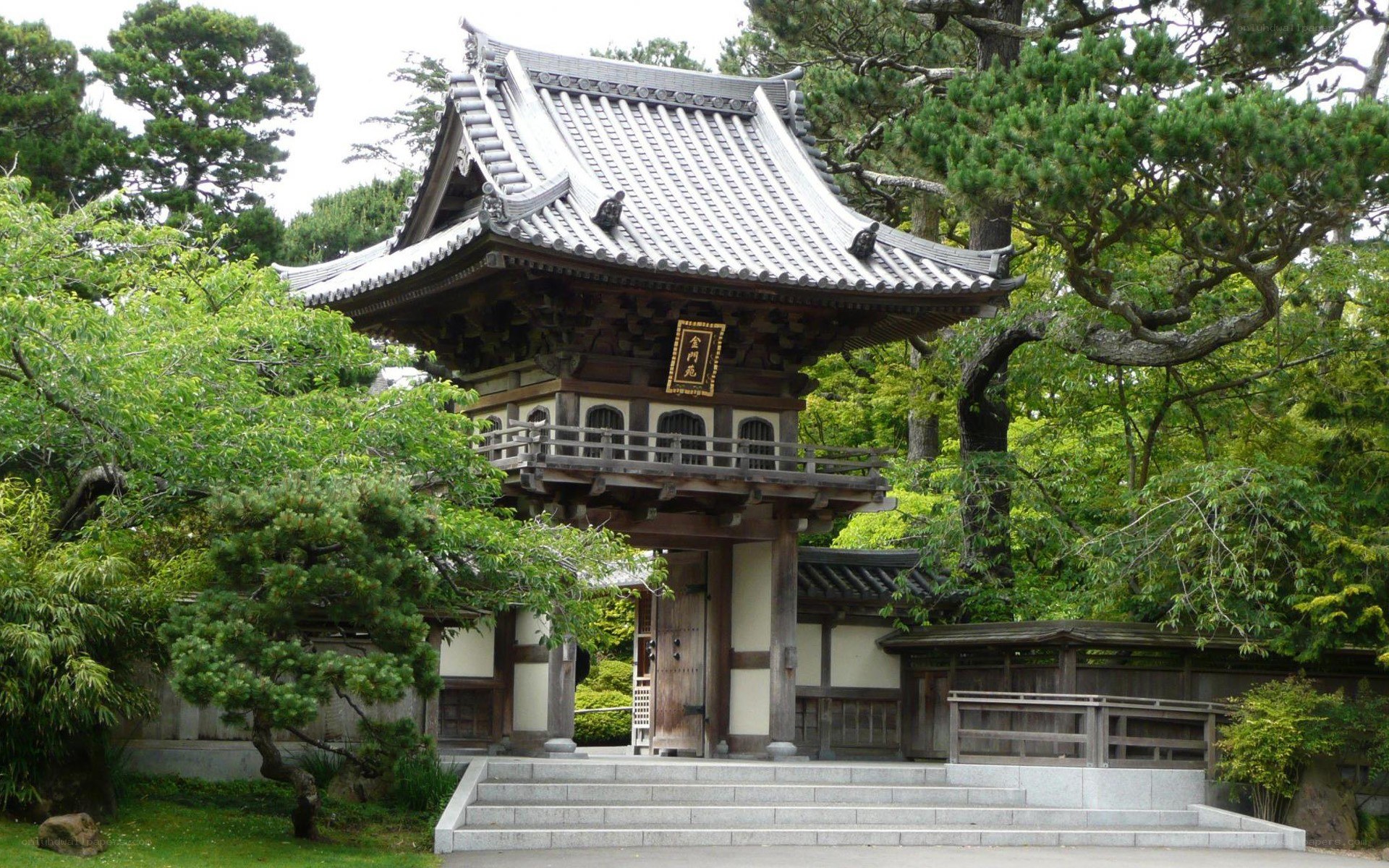 traditional japanese temple gate