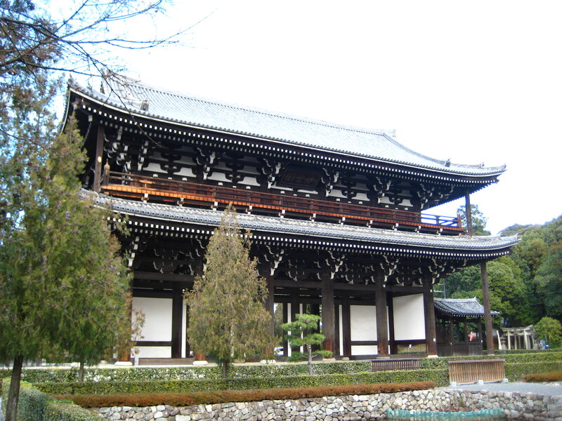 traditional japanese temple gate