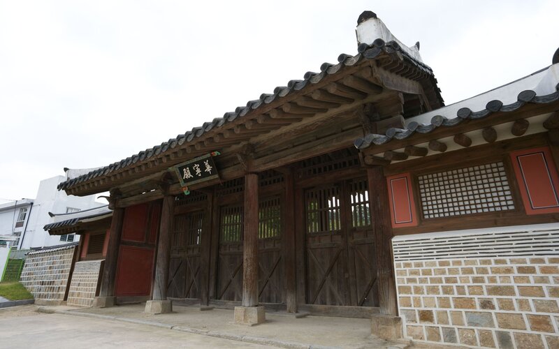 traditional korean building