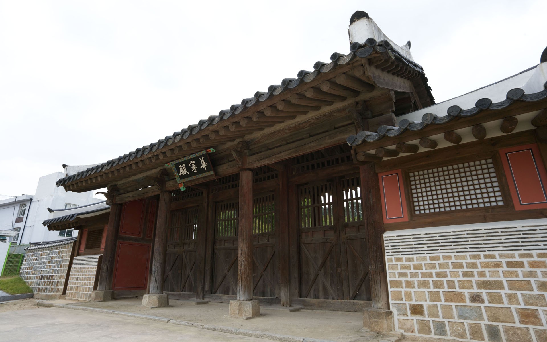 traditional korean building