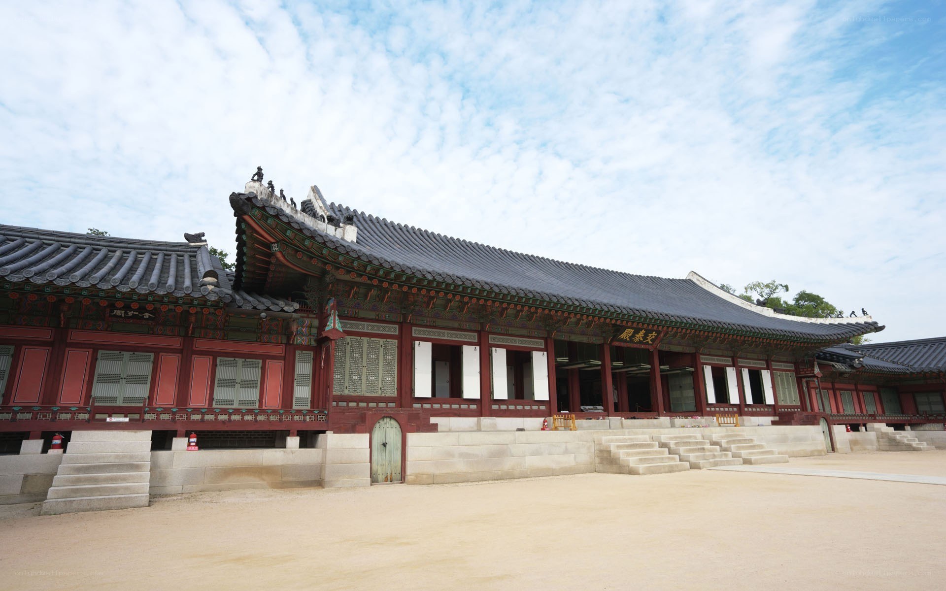 traditional korean palace building