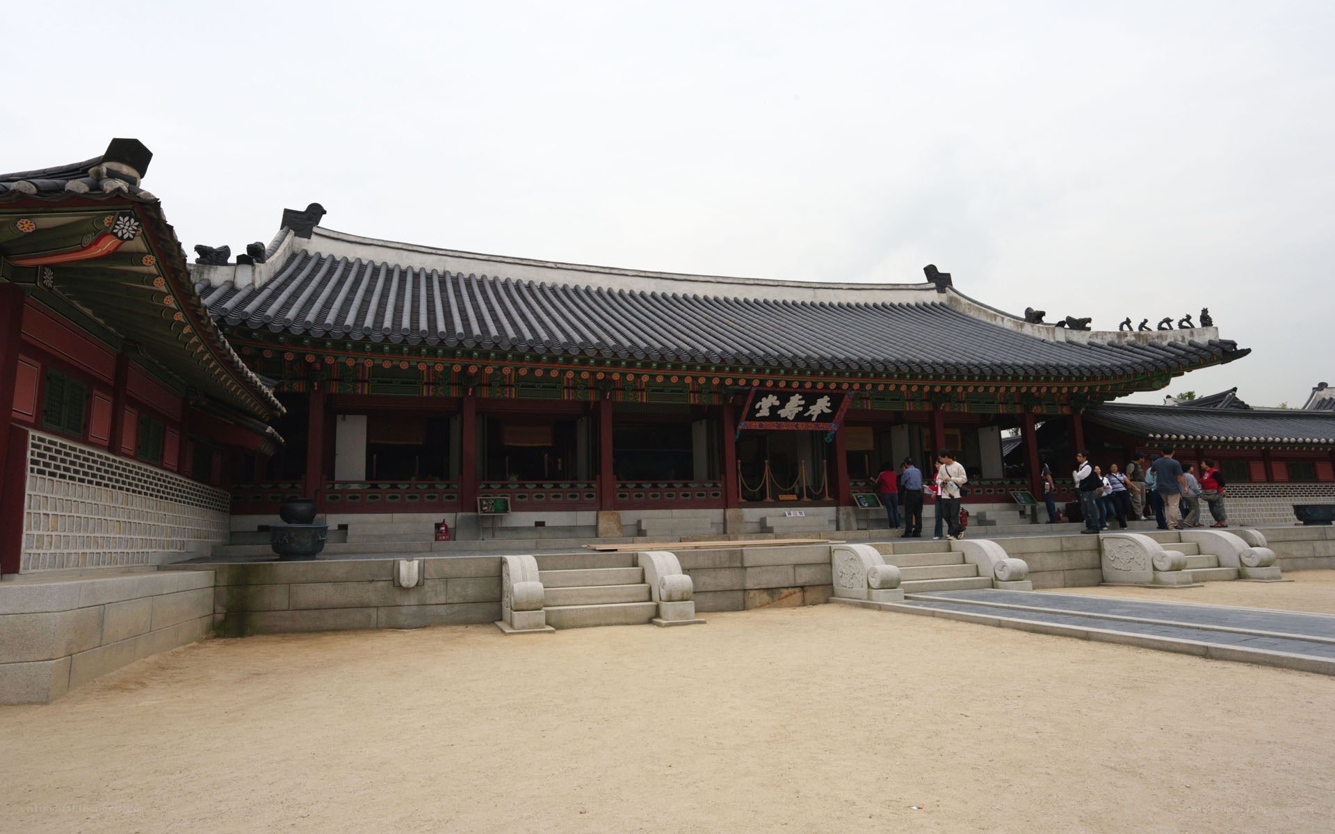 traditional korean palace building