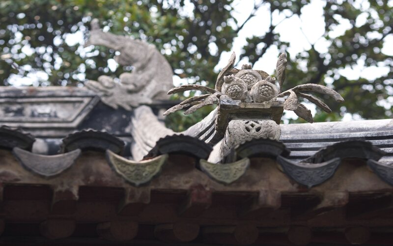 Traditional roof decorations