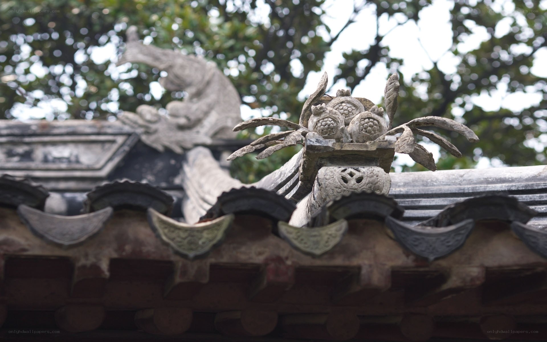 Traditional roof decorations