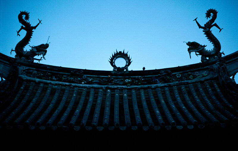 Traditional roof with dragon sculptures