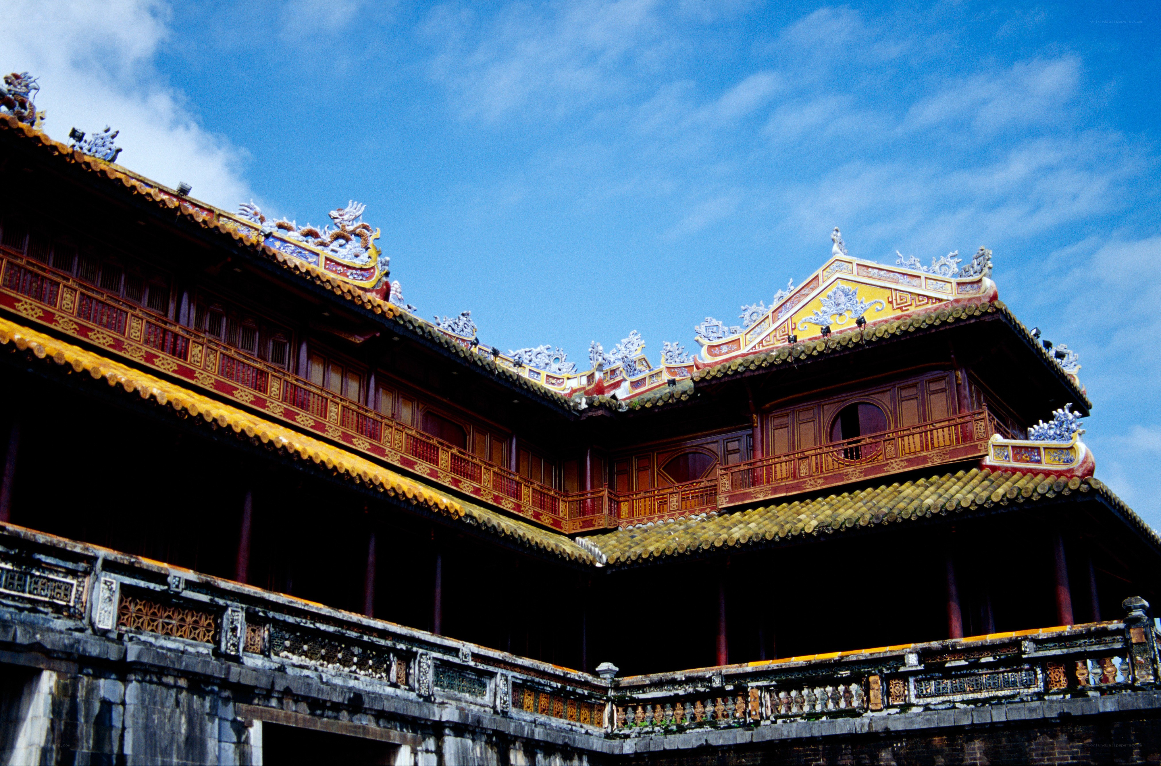 traditional vietnamese palace roof