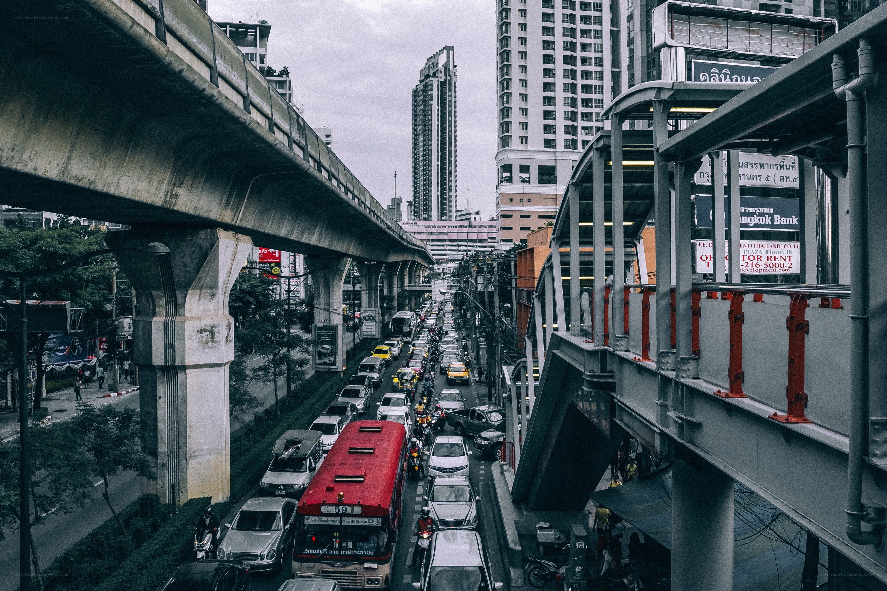 Traffic jam under elevated train