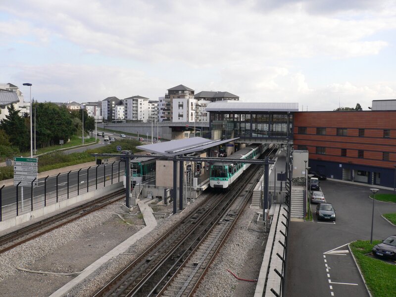 Train at Station — Green
