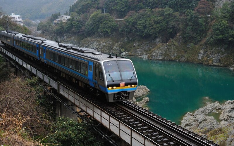 Train crossing a bridge over river