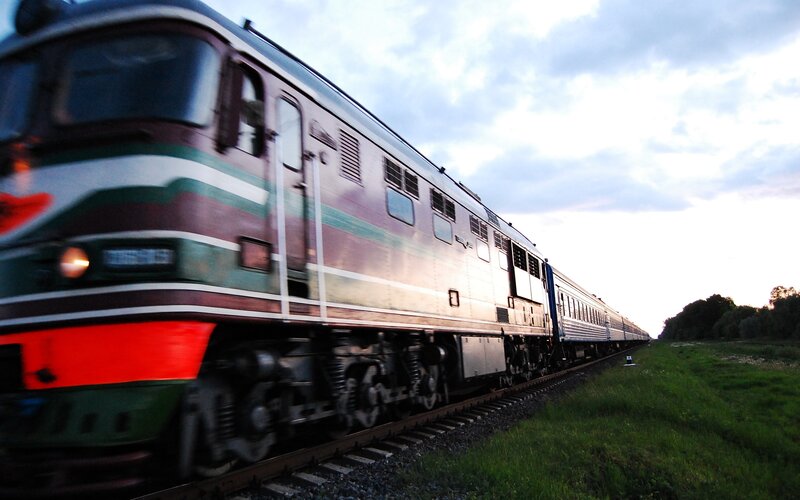 Train on Railway Tracks — Green, Dynamic