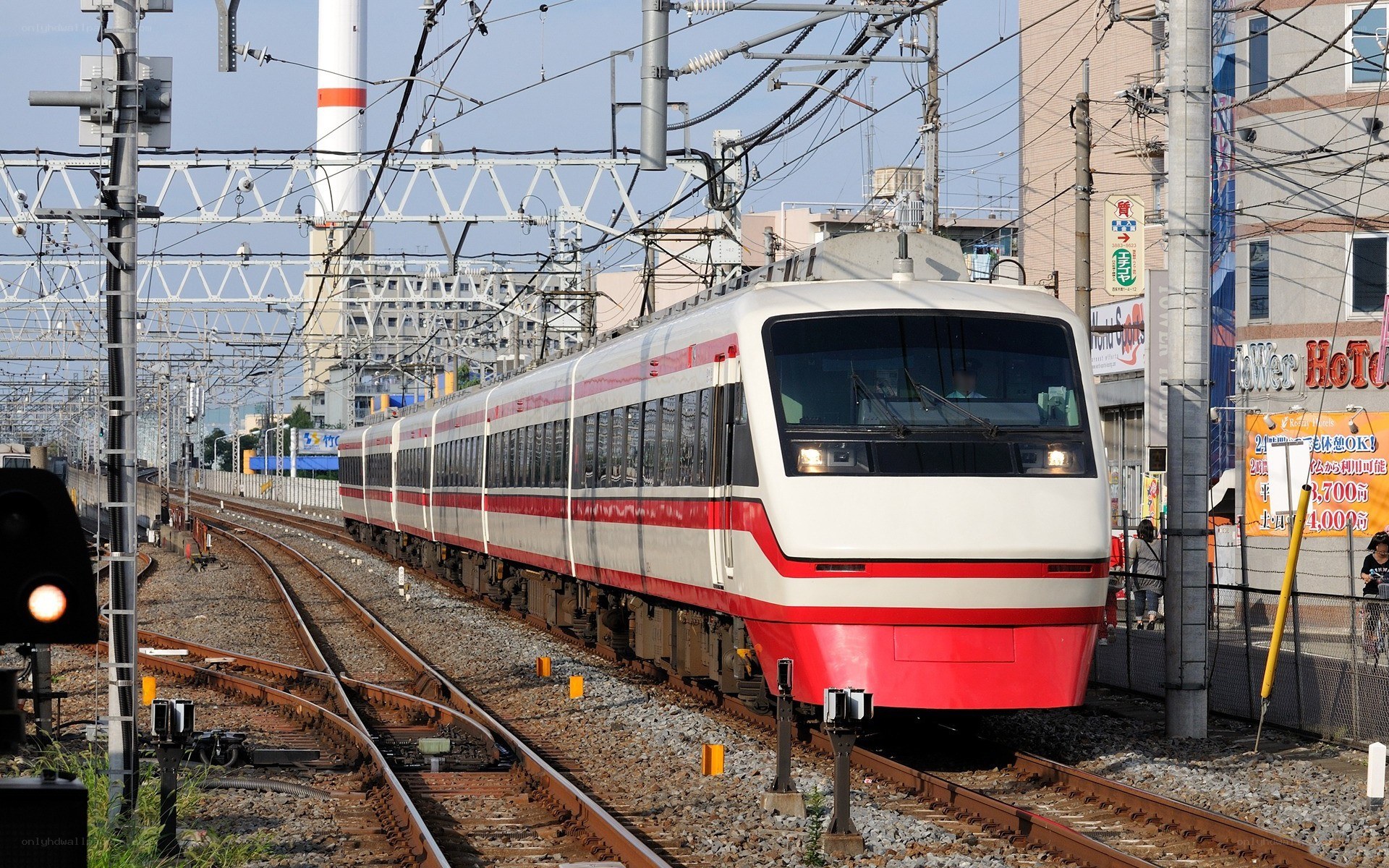 Train on urban tracks
