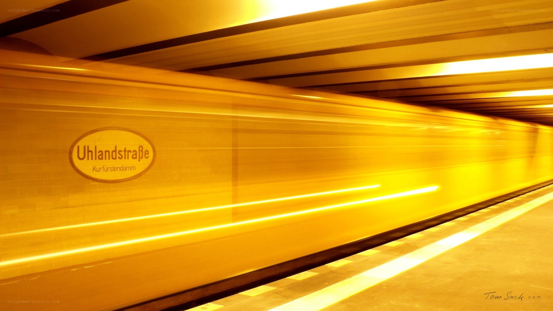 Train passing through Uhlundstraße station