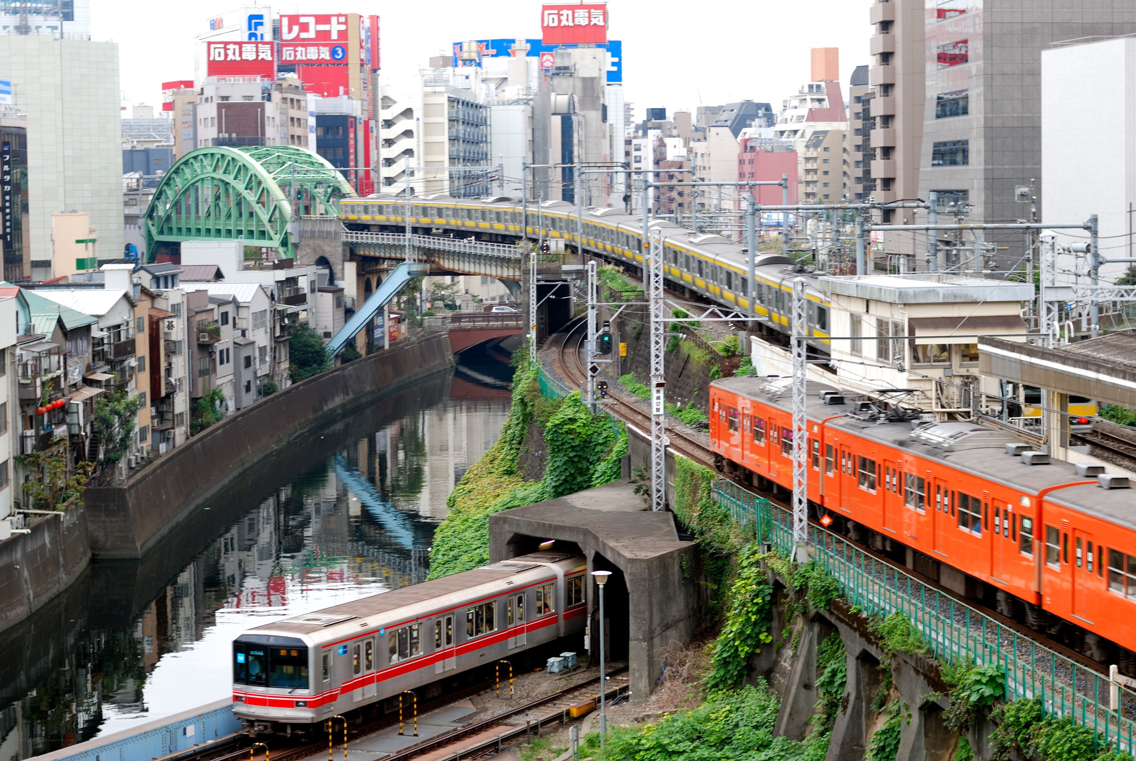 Trains in a city with canal