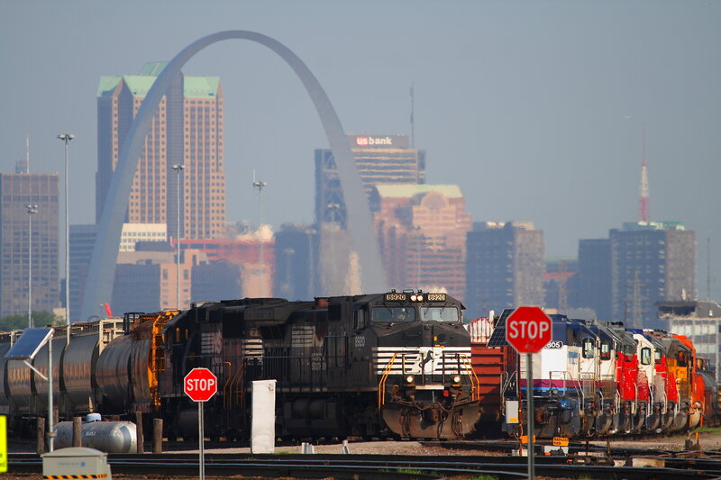 Trains in St. Louis with Gateway Arch