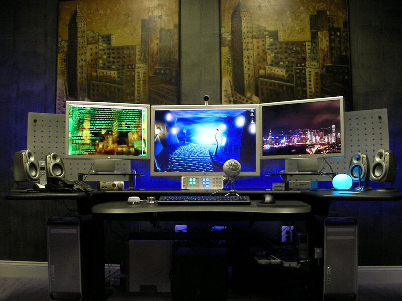 Triple monitor workstation setup