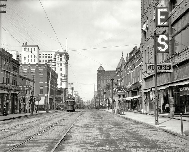 Trolley on Cobblestone Street — Black