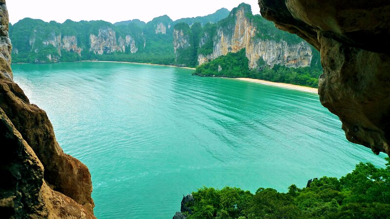 Tropical Bay with Cliffs — Turquoise