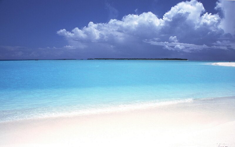 Tropical Beach with Turquoise Water — Photograph