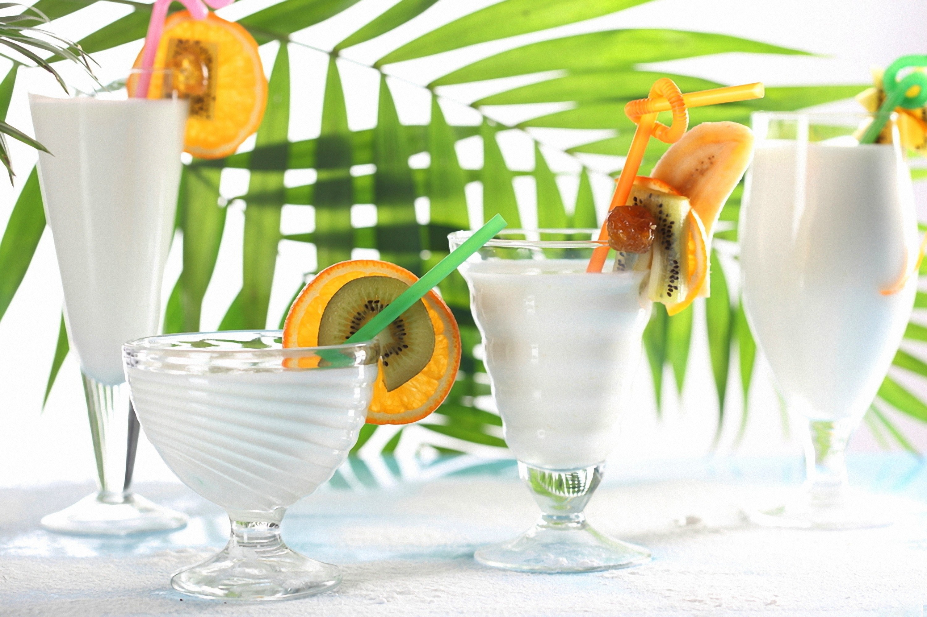 Tropical fruit drinks with kiwi