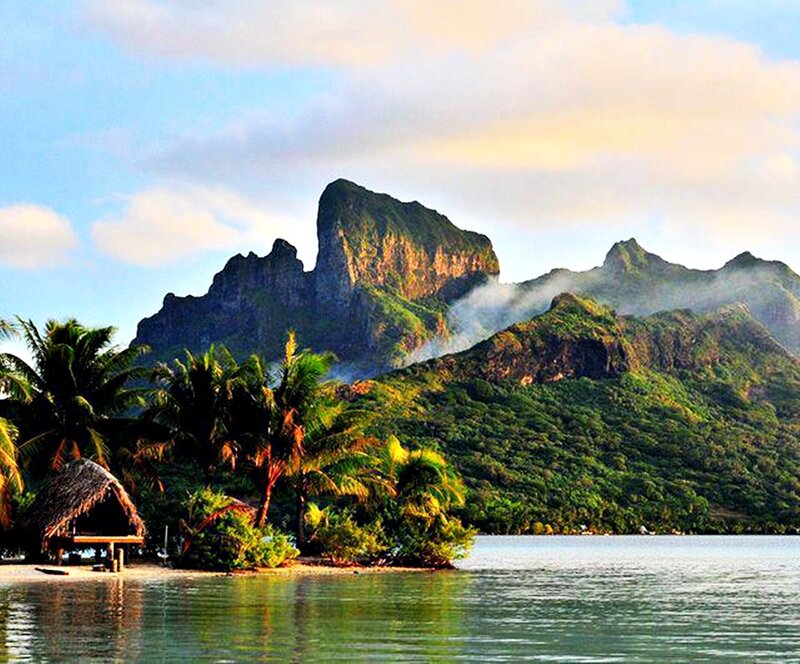 Tropical Island with Mountains — Green