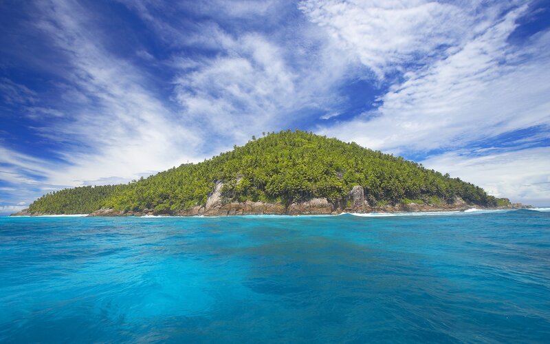 Tropical Island with Palm Trees — Afternoon, Clouds