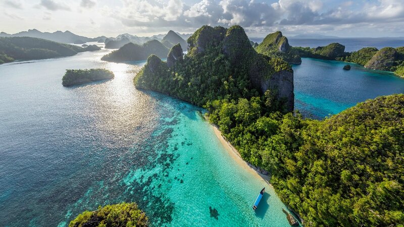 Tropical Island with Turquoise Water — Green