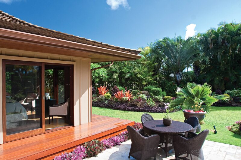 Tropical Patio with Table — Green