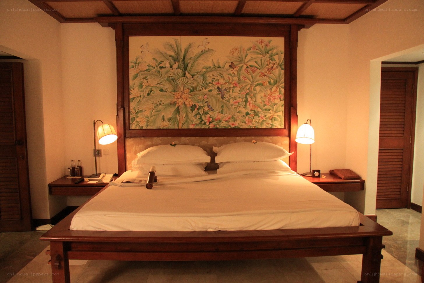 tropical-themed bedroom