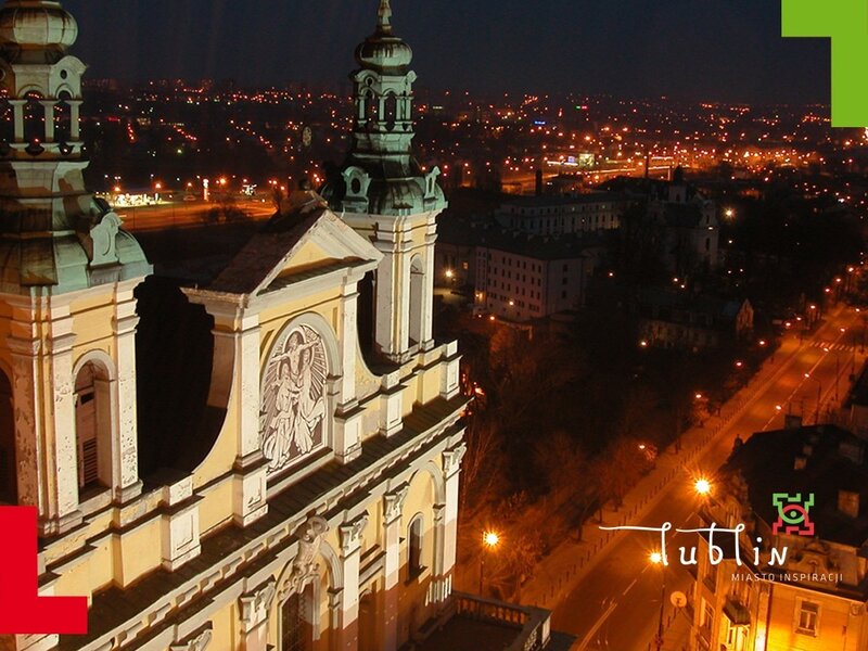 Tublin at night with church