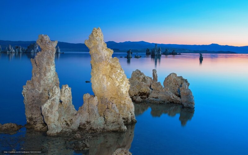 Tufa formations at Mono Lake