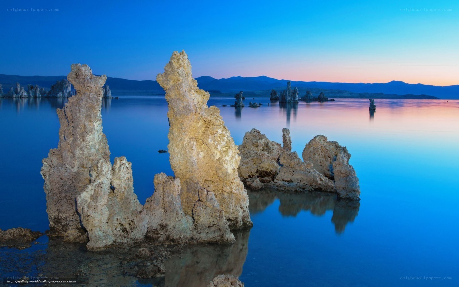Tufa formations at Mono Lake