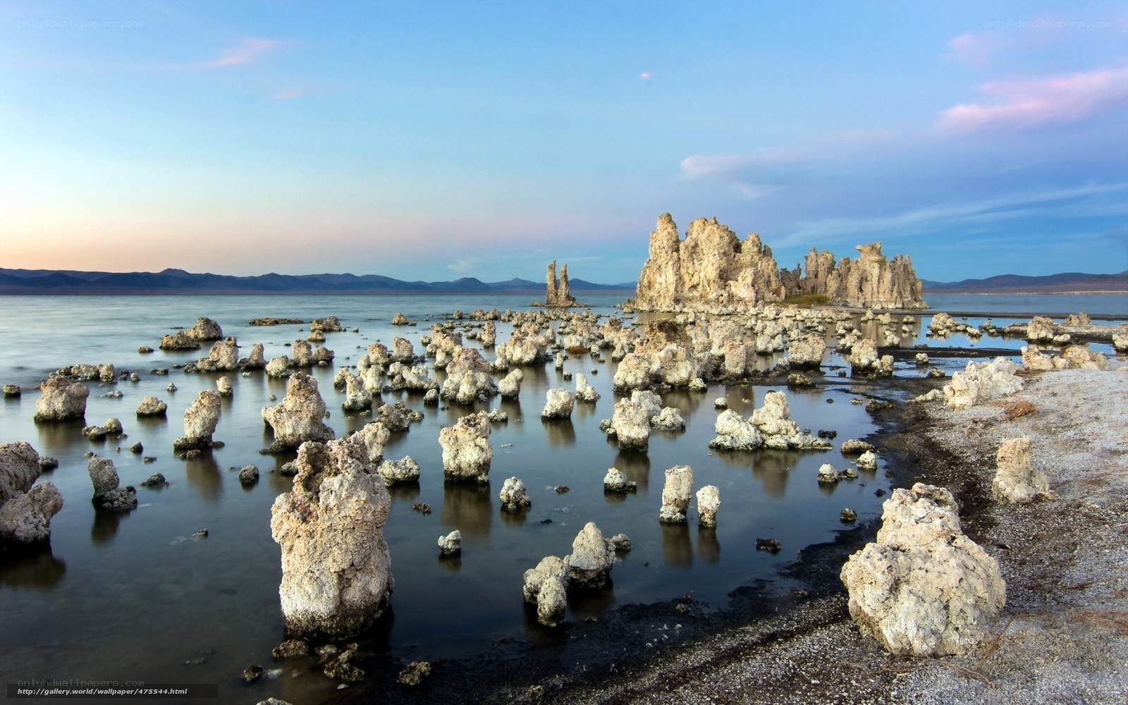 Tufa formations at Mono Lake