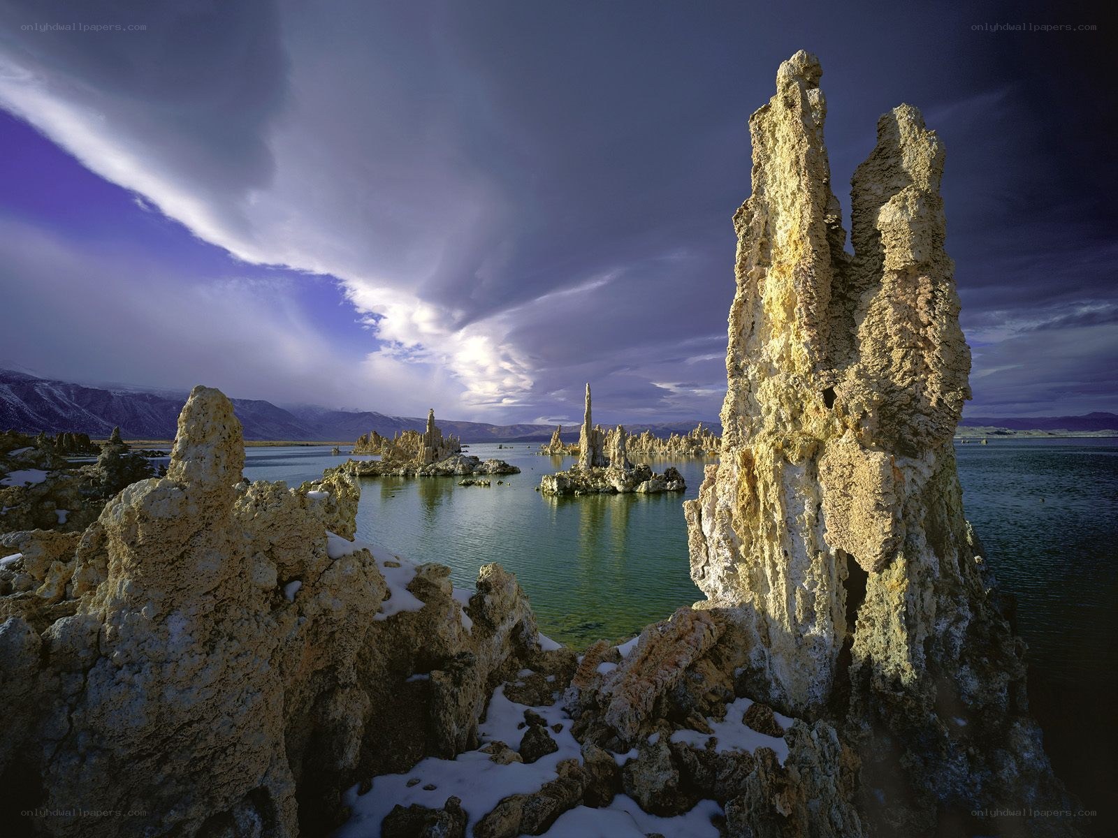 Tufa formations at Mono Lake