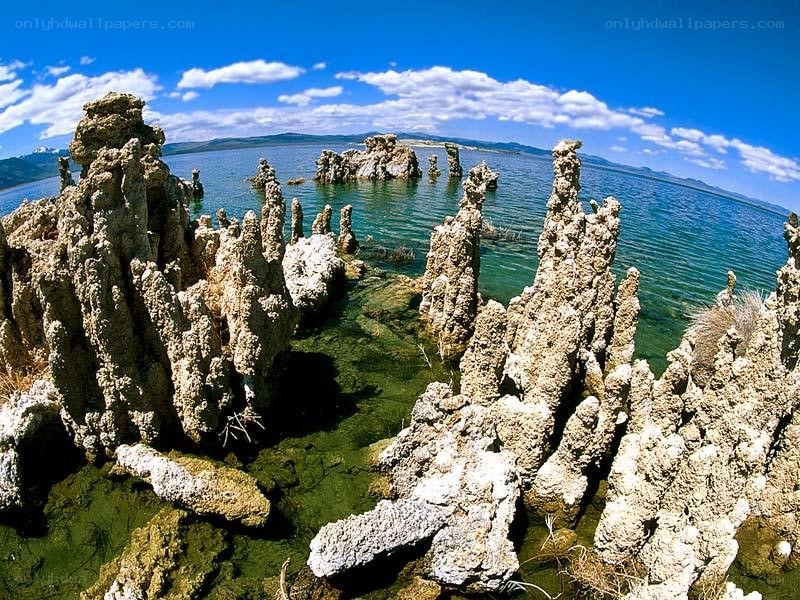 Tufa formations at Mono Lake