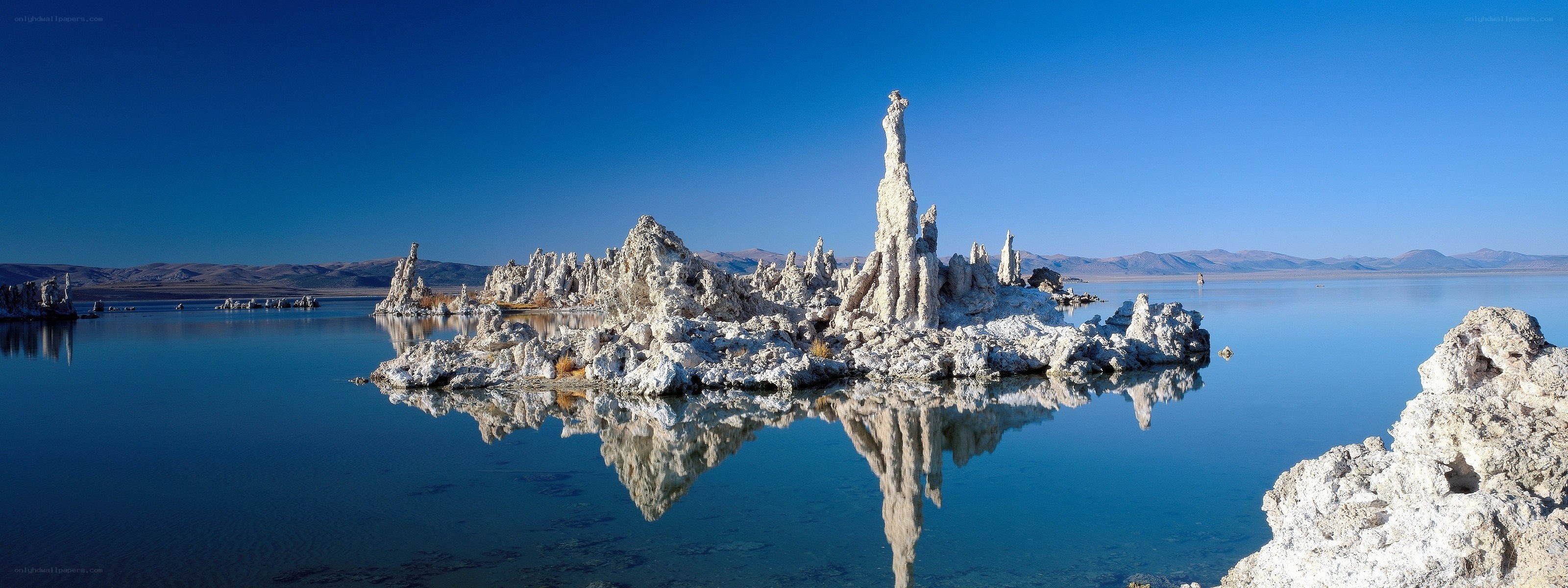 Tufa formations at Mono Lake