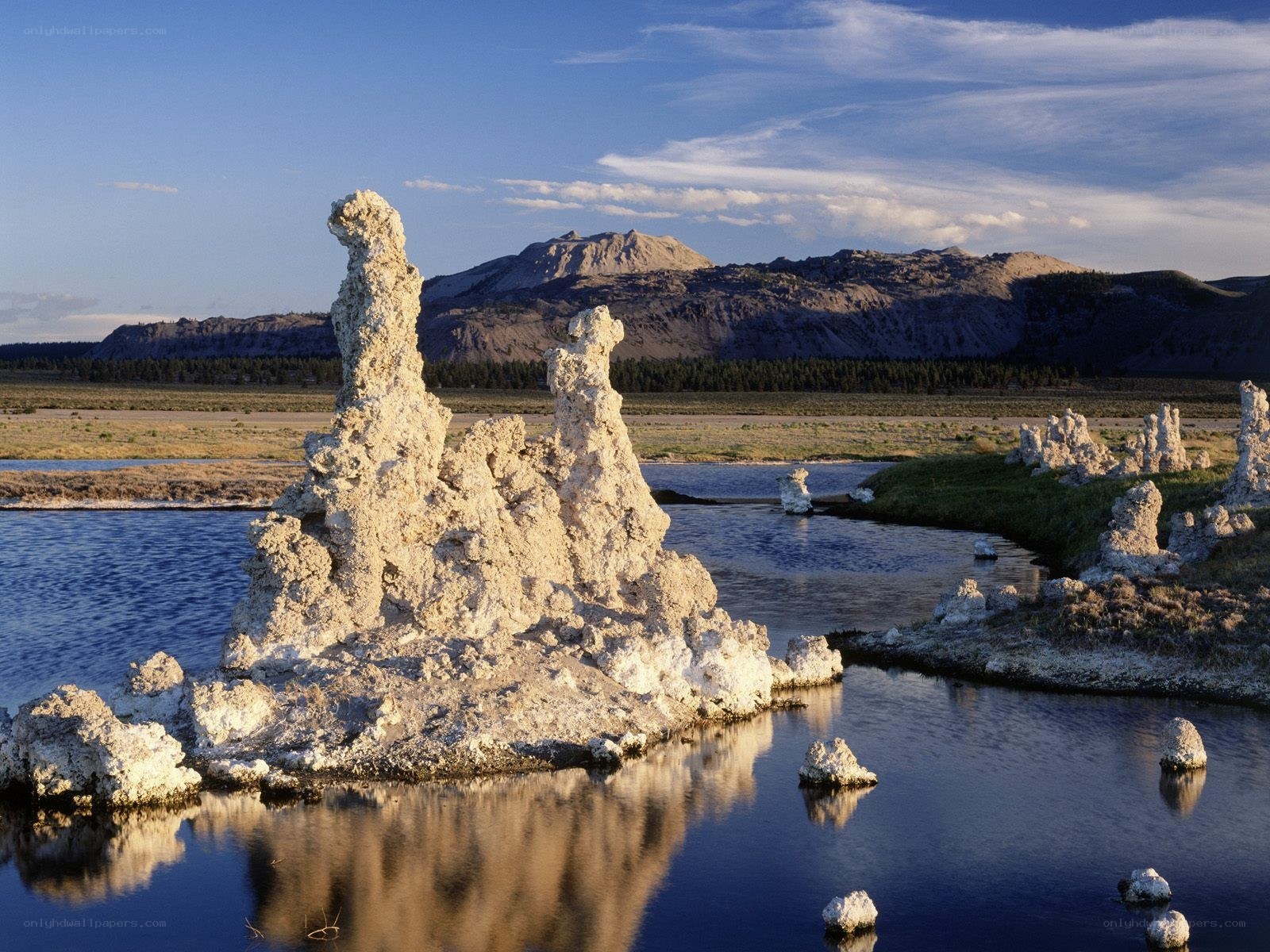 Tufa formations at Mono Lake