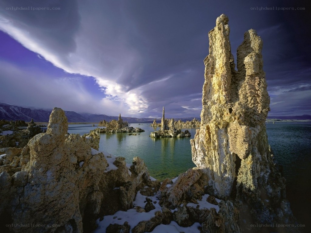 Tufa formations at Mono Lake