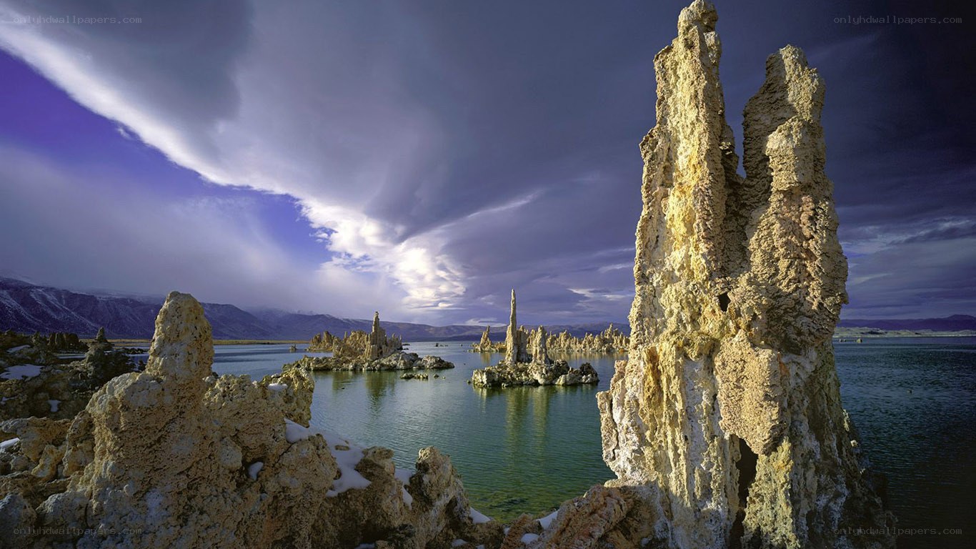 Tufa formations at Mono Lake