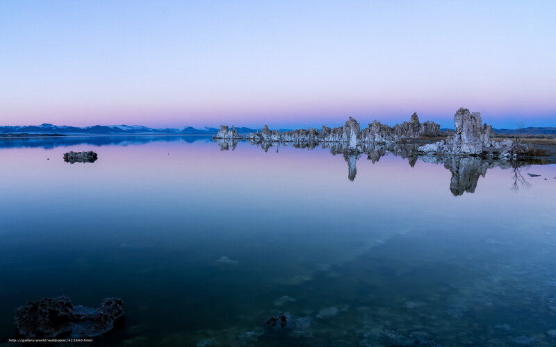 Tufa formations at Mono Lake