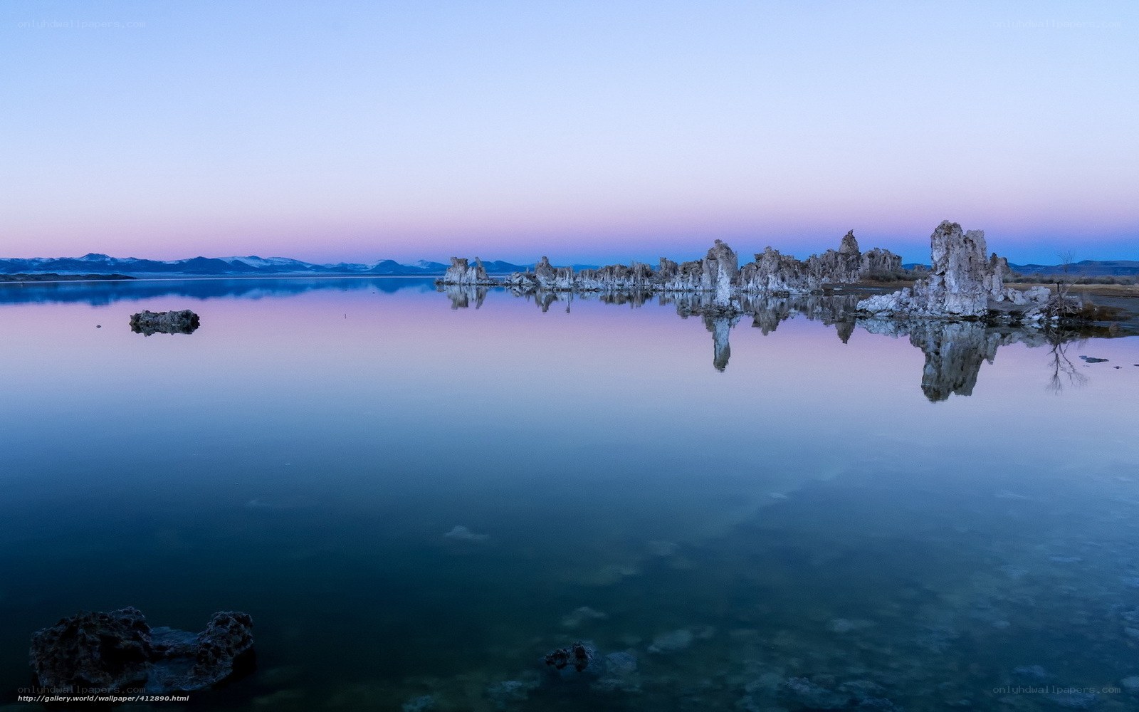 Tufa formations at Mono Lake