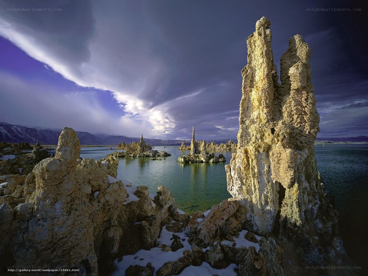 Tufa formations at Mono Lake